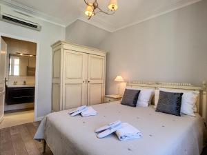 ein Schlafzimmer mit einem Bett mit zwei Handtüchern darauf in der Unterkunft Nestor&Jeeves - PALAIS MASSENA - pedestrian street, very close sea in Nizza