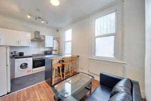 Majoituspaikan Cozy London Flat keittiö tai keittotila