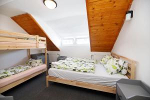 Postel nebo postele na pokoji v ubytování Dvorská Bouda