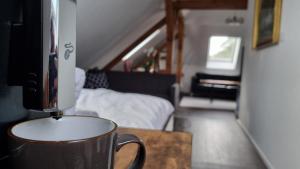 eine Tasse Kaffee auf einem Tisch im Zimmer in der Unterkunft Exclusives LOFT mit Netflix & Disney, privat Parkplatz, Dominos Pizza, Bahnhof & Stadthalle 500m in Falkensee