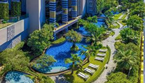 vista aerea di un resort con piscina di 芭提雅高层海景奢华公寓The Riviera Jomtien生香家直达海滩 售空 a Pattaya Sud
