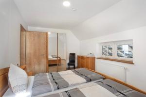 1 dormitorio con cama y escritorio en Ferienwohnungen Übern Hof en Schmallenberg