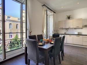 - une cuisine et une salle à manger avec une table et des chaises dans l'établissement Nestor&Jeeves - DOLCE VITA MASTER - Jean Medecin, à Nice