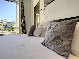 a bed with a pillow on top of it with a window at Nestor&Jeeves - DOLCE VITA MASTER - Jean Medecin in Nice