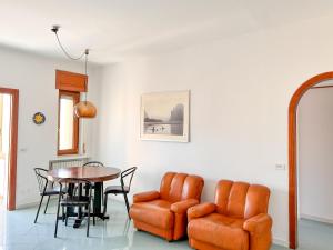 una sala de estar con una mesa y un sofá en From Sorrento with Love, en Sorrento