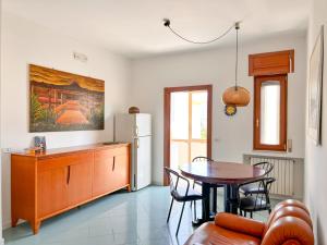 una cocina y comedor con una mesa y un refrigerador en From Sorrento with Love, en Sorrento 15 fotos más