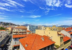 widok na miasto z pomarańczowymi dachami i budynkami w obiekcie Nestor&Jeeves - CHILL LOUNGE - City center, close sea w Nicei