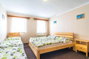 Postel nebo postele na pokoji v ubytování Dvorská Bouda