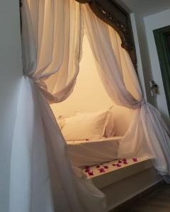 En eller flere senge i et værelse på Dar Gino