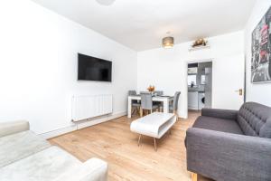 a living room with a couch and a table at Lovely 2 Bedroom in Lower Clapton in London