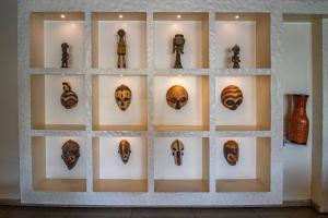 una pared de máscaras expuestas en un museo en Golden Tulip Westlands Nairobi, en Nairobi