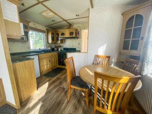 cocina con mesa y sillas en Spacious Caravan For Hire In Hunstanton At Manor Park Holiday Park Ref 23047b, en Hunstanton