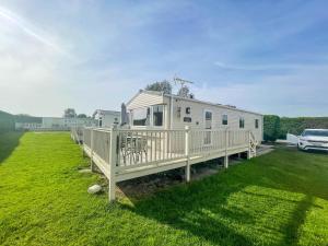 uma casa móvel com um deque num campo de relva em Caravan With Decking At Southview Holiday Park In Skegness Ref 33005s em Skegness