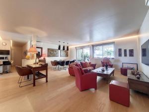 uma sala de estar com um sofá e uma mesa em Nestor&Jeeves - FLEURS TERRASSE - 3 chambres em Nice