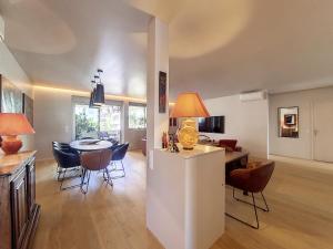 uma cozinha e sala de jantar com mesa e cadeiras em Nestor&Jeeves - FLEURS TERRASSE - 3 chambres em Nice