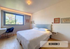 Tempat tidur dalam kamar di Nestor&Jeeves - FLEURS TERRASSE - 3 chambres