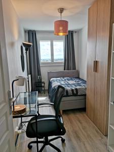 - une petite chambre avec un lit, une table et une chaise dans l'établissement Grand lumineux appartement près de Paris de 4 chambres, 80 m², à Cergy