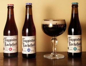 trois bouteilles de bière et un verre de vin dans l'établissement Au chovelète, à Rochefort