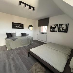 Un pat sau paturi într-o cameră la Ferienwohnung Eifelglück