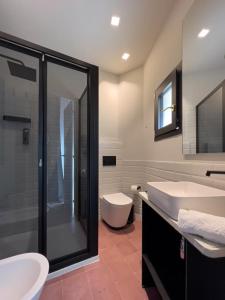 ein Bad mit einer Dusche, einem Waschbecken und einem WC in der Unterkunft VICOLO SAN GAETANO -luxury rooms- in Catania