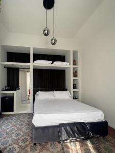 ein Schlafzimmer mit einem großen Bett mit weißer Bettwäsche in der Unterkunft VICOLO SAN GAETANO -luxury rooms- in Catania