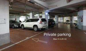 ein Parkplatz mit Autos, die darin geparkt sind in der Unterkunft Attico36 con parcheggio e vista mozzafiato in Genua