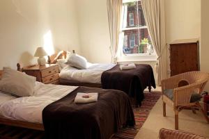 Cama ou camas em um quarto em Spacious/homely 3 bed maisonette nr station/town/hospital
