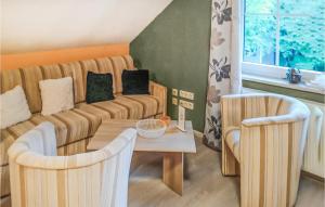 ein Wohnzimmer mit einem Sofa, Stühlen und einem Tisch in der Unterkunft Nice Apartment In Wernrode With Kitchen in Wernrode