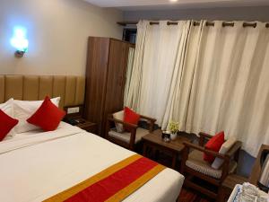 Una cama o camas en una habitación de Redstone Regency Hotel