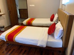 Una cama o camas en una habitación de Redstone Regency Hotel