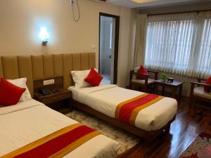 Una cama o camas en una habitación de Redstone Regency Hotel