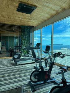 un gimnasio con varias bicicletas estáticas en un edificio en 芭提雅高层海景奢华公寓The Riviera Jomtien生香家直达海滩3206 en Jomtien Beach