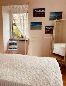 Schlafzimmer mit einem Bett und einem Fenster in der Unterkunft CHARMING APARTMENT VILLA WITH POOL 010-46-cav-0009 in Rapallo