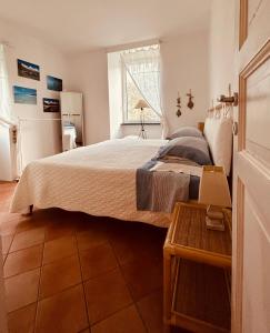 ein Schlafzimmer mit einem großen Bett und einem Tisch in der Unterkunft CHARMING APARTMENT VILLA WITH POOL 010-46-cav-0009 in Rapallo
