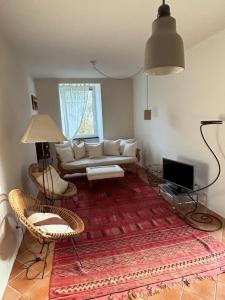 un soggiorno con un divano e una televisione di Ulivi nel blu Country House With Pool 2 rooms a Rapallo