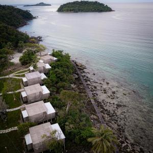 an aerial view of a beach with trees and the water at Koh Sdach Resort in Kaoh Sdach