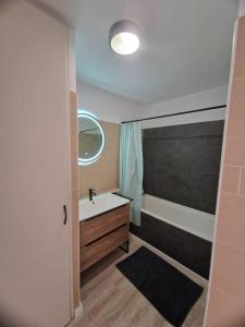 Ένα ή περισσότερα κρεβάτια σε δωμάτιο στο Appartement T2 avec jardin à Saint Gilles Les Bains