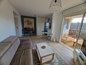 Χώρος καθιστικού στο Appartement T2 avec jardin à Saint Gilles Les Bains