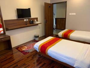 Una cama o camas en una habitación de Redstone Regency Hotel
