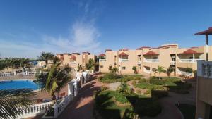 uma vista aérea de um resort com uma piscina em منتجع شاطئ الدولفين للإيواء السياحي em Iambo