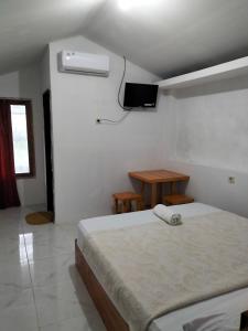 1 dormitorio con 2 camas y aire acondicionado en la pared en Mozza guest house en Klaten