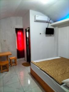 1 dormitorio con 1 cama y aire acondicionado en la pared en Mozza guest house en Klaten