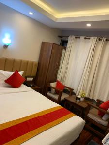Una cama o camas en una habitación de Redstone Regency Hotel