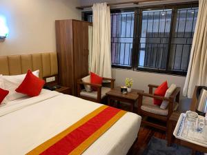 Una cama o camas en una habitación de Redstone Regency Hotel