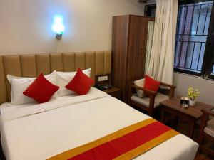 Una cama o camas en una habitación de Redstone Regency Hotel