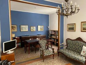een woonkamer met een tafel en een piano bij Elegant & Spacious Apartment in Venetië-Lido