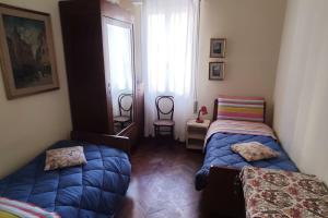 een slaapkamer met twee bedden en een raam bij Elegant & Spacious Apartment in Venetië-Lido