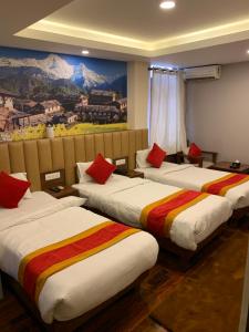 Una cama o camas en una habitación de Redstone Regency Hotel
