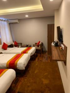 Una cama o camas en una habitación de Redstone Regency Hotel