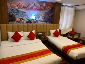 Una cama o camas en una habitación de Redstone Regency Hotel